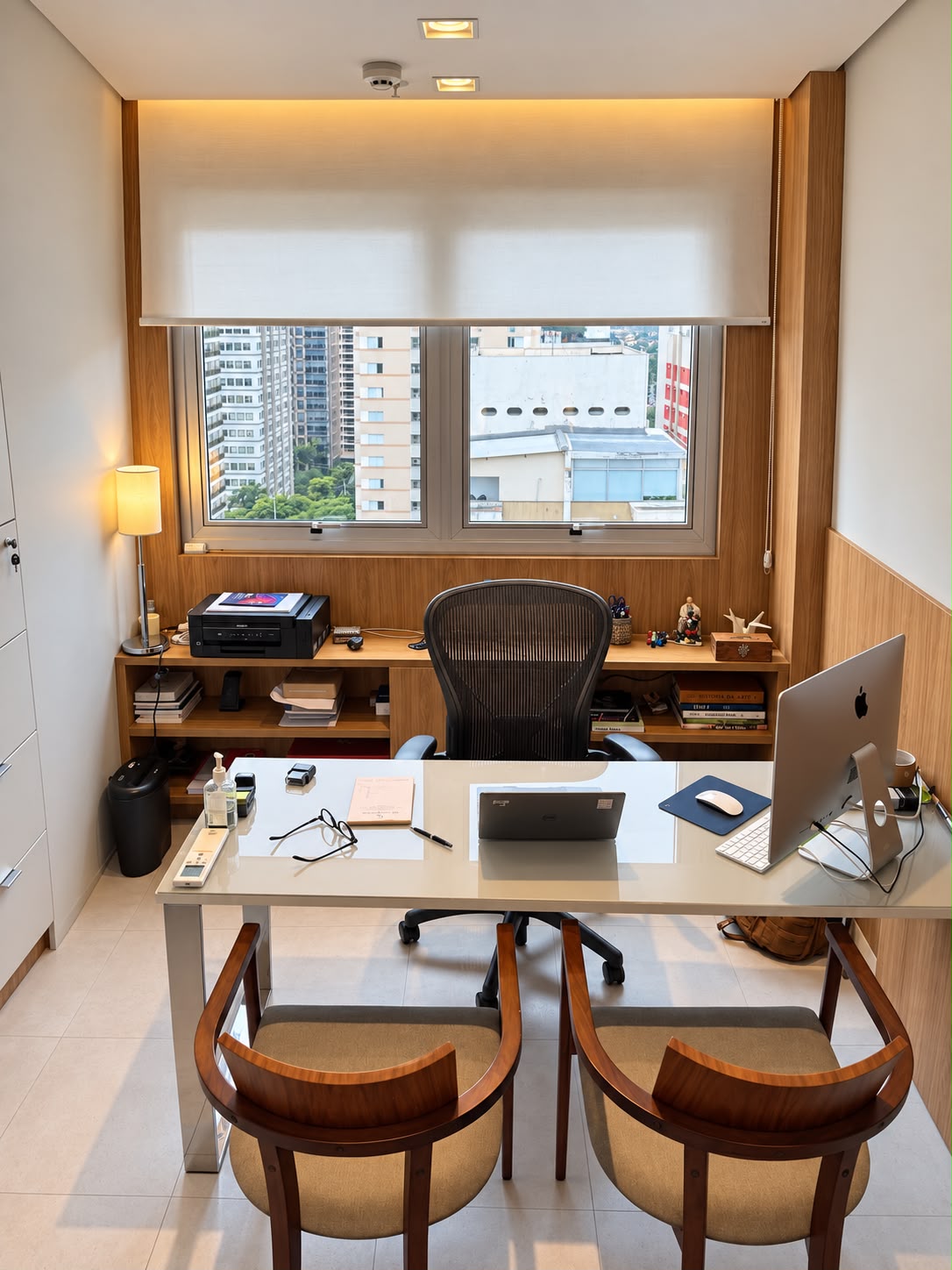 Consultório do Dr. Leonardo Lins, com a mesa de atendimento diante da janela